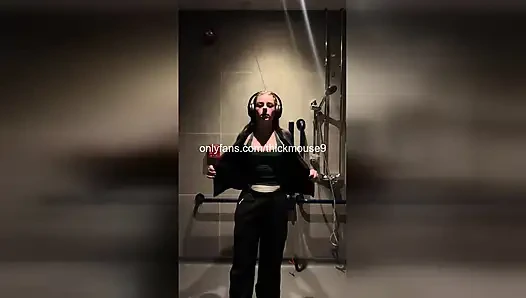 Zar zor reşit olan kız tiktok canlı yayın sırasında sert parmaklanıyor!