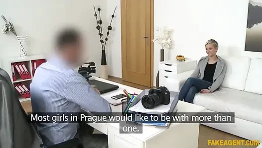 Fake Agent - model masada en iyi hareketlerini gösteriyor