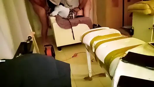 Lea fait baiser une petite salope