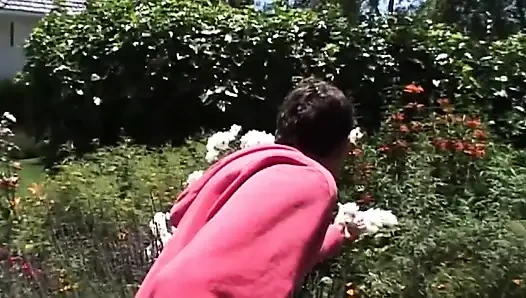 Büyük memeli sarışın orta yaşlı seksi kadın açık havada tutkuyla sert yarağa biniyor