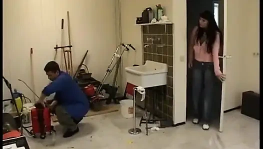 Sarışın esmer tarafından sikişilir ve gözetimlenir