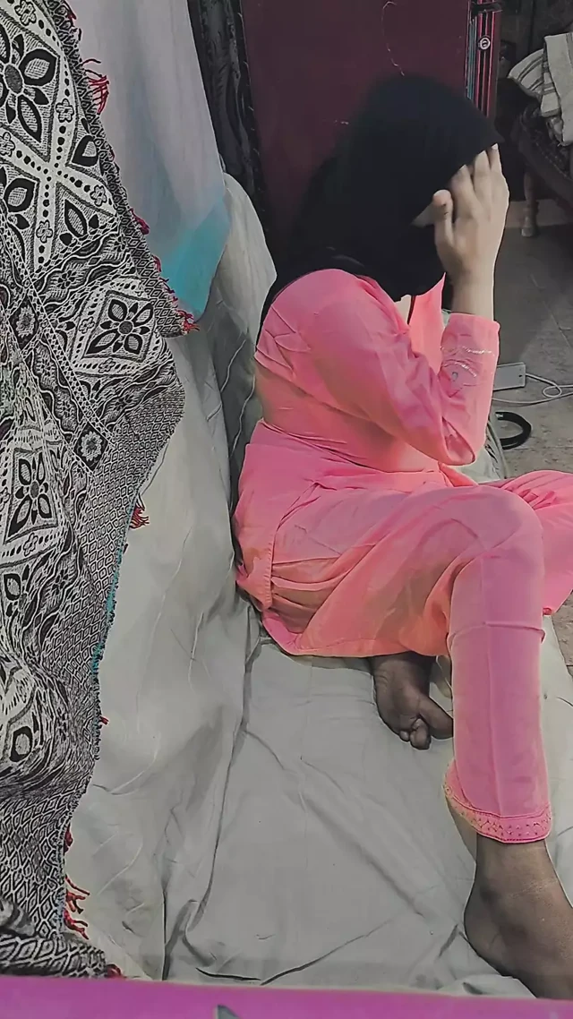 RIMSHA YENGE PARMAKLıYOR VE YAĞ MASAJı YAPıYOR