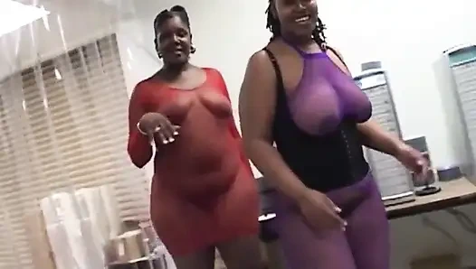 Büyük memeli siyah tombul ağızda büyük beyaz yarağı seviyor