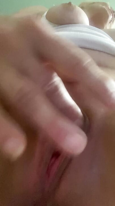 Hot Vivi kendini sikiyor