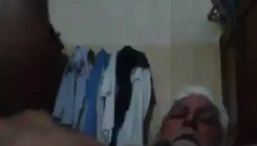 Pakistanlı baba dede mücevherlerini sergiliyor