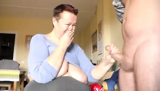 Jen taşaklarını ovuyor ve yarak emiyor