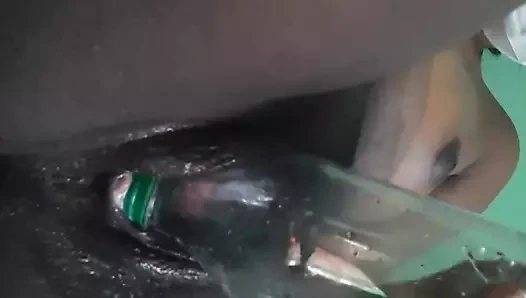 Ateşli kız şişeyle 🍾 sikişiyor