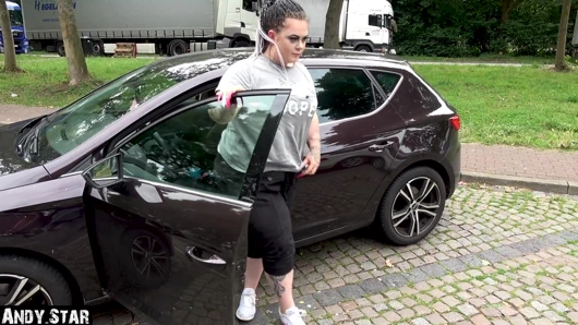 Büyük götlü Alman genç kız işiyor ve döllendikten sonra açık havada sikiliyor