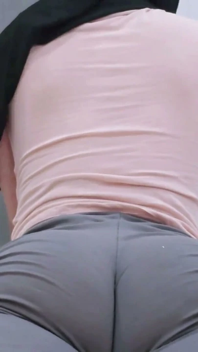 POV: Seksi Bir Hijabi Kız Yoga Pantolonuyla Esneme Yaparken Büyük Kalçalarını ve Sevimli Amını Gösteriyor | Klip 1