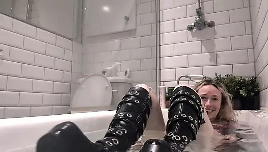 Islak çizme fetişi ve giyinik kirli sırrımı kötü bir randevudan sonra banyo yapıyor