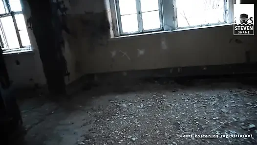 Açık havada sikiş - sarışın genç arteya ağzına boşalana kadar kayıp yerde sikiliyor!