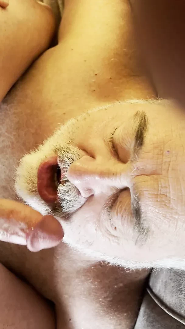 Dede takma diş çıkarır
