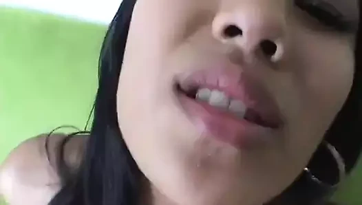 Büyük yaraklı adam kızın kıllı ıslak amını sikiyor