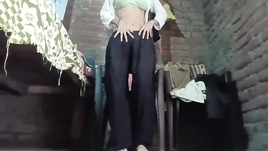 Desi Pinky Randi'nin çıplak dansı, götünü sallıyor ve siyah kıllı amcığını yastığa sürtüyor.