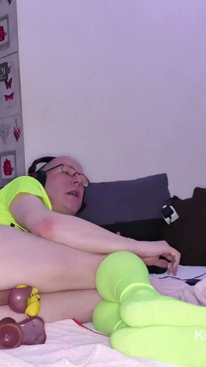 Orta yaşlı seksi kadın Lisa büyük dildo ve vibratörle Mike'ın götünü sikiyor | Klip 1