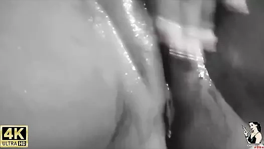 Köpük banyosu ve mastürbasyon yapan orta yaşlı seksi kadın öğretmenin amcığı