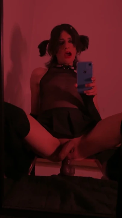Goth fahişe amını büyük nesnelerle parçalamayı seviyor | Klip 1