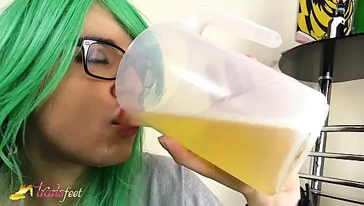 Transeksüel kız işiyor ve kendi çişini damlatıyor