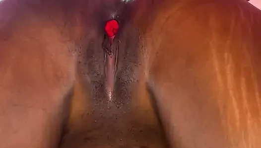 Seksi kırmızı külot ters videoda amına dolduruluyor