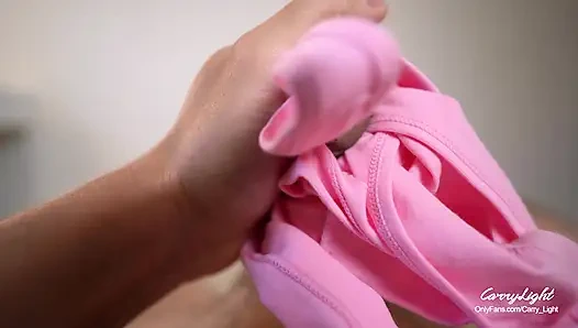 Üvey anne üvey oğlunu mastürbasyon yaparken yakaladı ve evde yokken hızlı boşalmasına yardım etti El feneri orta yaşlı seksi kadın