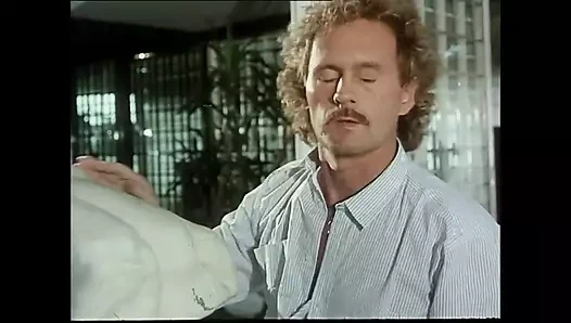 İki maskeli orta yaşlı seksi kadın ve milly d'abbraccio büyük yaraklarla sikiliyor ve ağzına boşalıyor