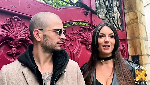 Ateşli piliç Vénus bütün gün sikilmeyi seviyor