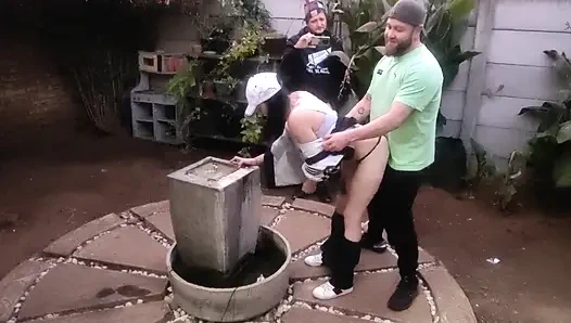Karısını önünde sikiyor
