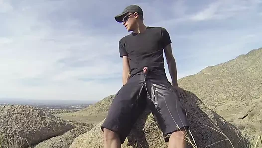 Araba sürerken ve yürüyüş yaparken siyah şortla işemek