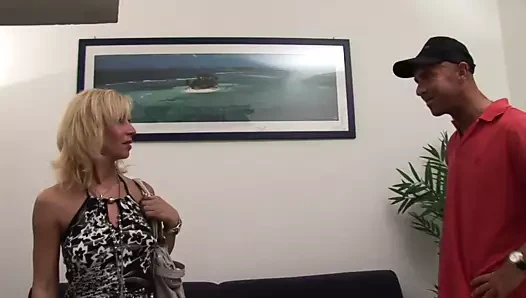 Stud sarışın orta yaşlı seksi kadın istiyor!