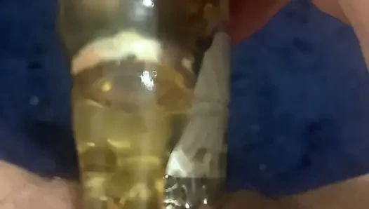 Evli kadın banyoda mastürbasyon yaparken kocası dışarıda