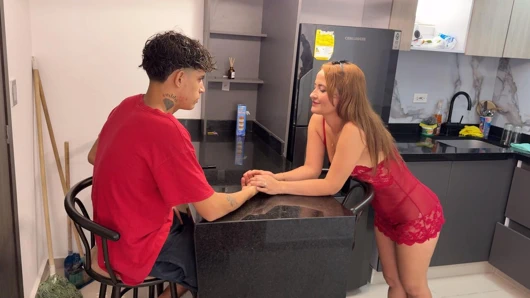 Büyük götlü üvey annemin onu iyi bir sikişmek için lezzetli götüyle beni baştan çıkarması gerçeğinden faydalanıyorum.