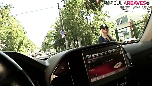 Seksi kız canavar bir yarağa binerek boşalmanın tadını çıkarıyor