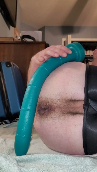 Bakış açısı zevkleri Derinlik eğitimi kadın kılıklı dolu ve 20 inçlik dildo kullanıyor | Klip 1