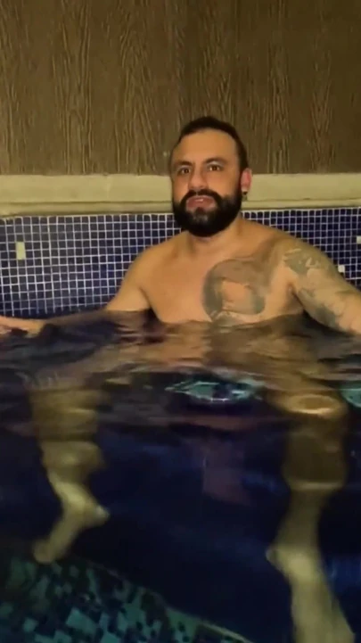 Motel Günü Havuzla - Birbirini Seven Çift Sevişiyor ve Gülüyor