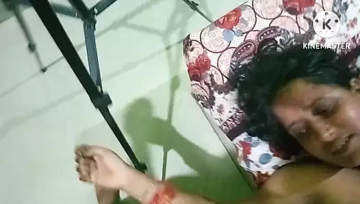 Büyük götlü, büyük memeli ve büyük amcıklı yerel seksi kadın sert seks yapıyor