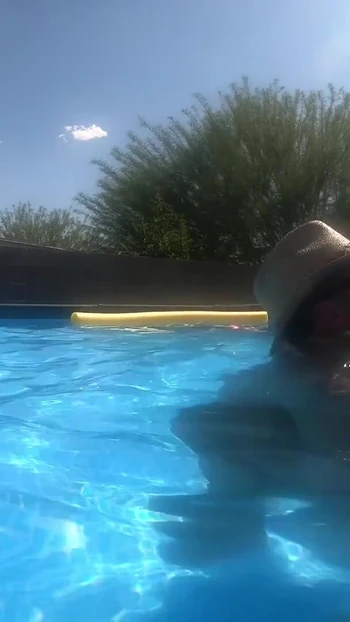 Падающий с челюсти момент из "Беременного секса в бассейне на улице"