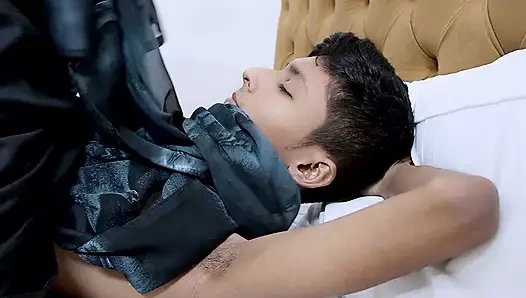 Hintli bir erkek öğrenci ders çalışmak için yalnız geldiğinde seksi öğretmenini sikiyor