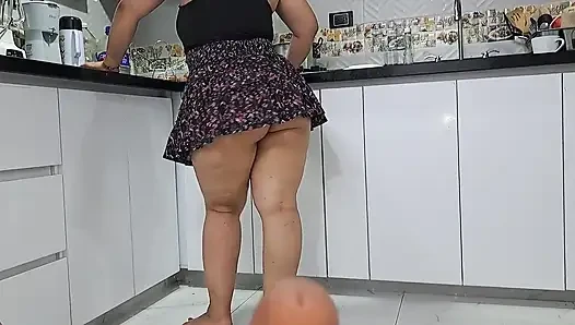 Большая мачеха сидит на моём члене