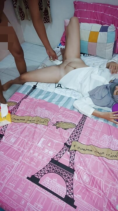 Viral.. Binor tesettürlü kadın yatılı ev komşusuyla aldatırken yakalandı