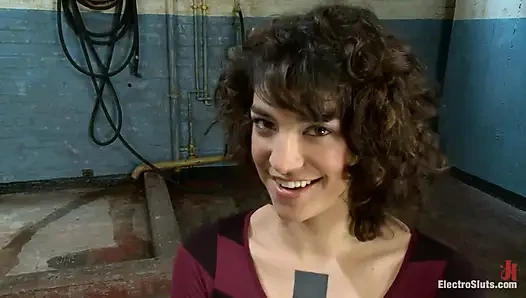 Bianca'nın kıllı amcığı elektroslutlarla canlı tıraşlı!