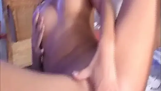 Sarışın amatör mavi dildosunu gırtlağına kadar alıyor ve sonra biniyor