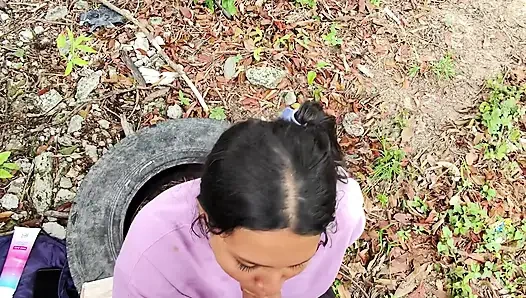 Sikini emmek ve açık havada beni sikmesini istedim, bu gerçekten hoşuma gitmek