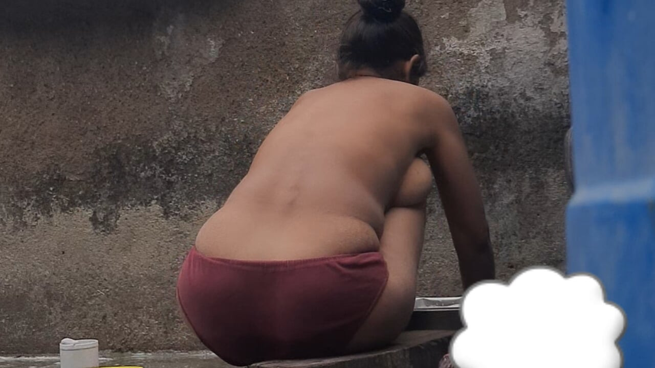 Hintli köylü kız açık banyoda kırmızı tayt giyiyor banyo yapıyor