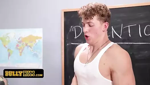 Zorbalık yapın - inek adam, kabadayısıyla birlikte gözaltında sıkışıp kalıyor