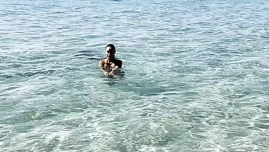 Monika Fox Karayip Denizi'nde yüzüyor ve resiflerde çıplak poz ediyor