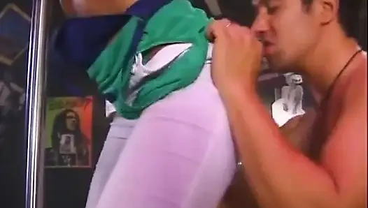 Yüksek topuklu büyük memeli orta yaşlı seksi kadın sert sikiliyor