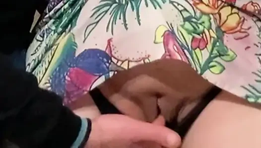 Tamamen yabancı metroda tıraşlı amcığını ovuyor