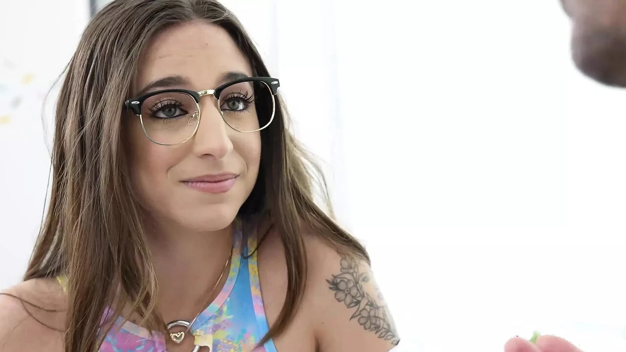 मैंने उसे अपनी चूत में उसकी गेंदों को खाली करने में मदद करने के लिए कुछ दिया