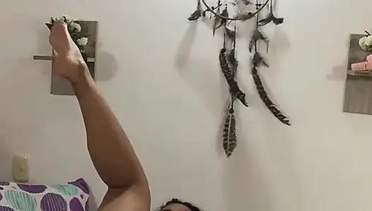 Orgazm olana kadar dildoyla mastürbasyon yapıyorum.