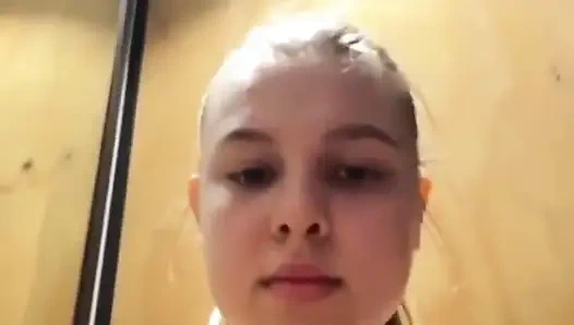 Halkın içinde amında vibratörle yürüyor